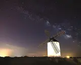 Molino blanco bajo la Vía Láctea, ideal para el astro turismo.