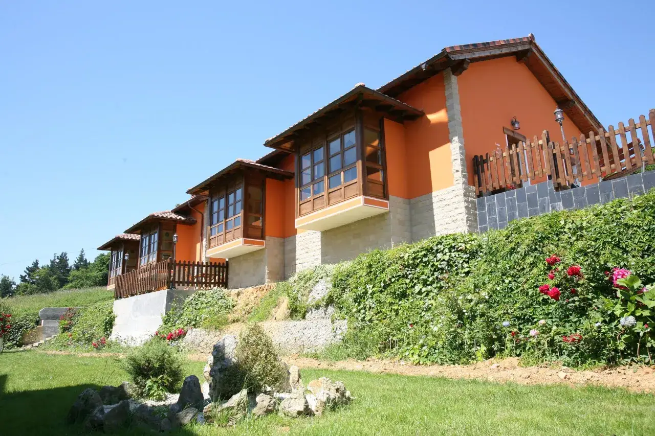 Casa Pedro: alojamiento rural con encanto y restaurante. Disfruta de la naturaleza y la buena comida en este idílico lugar.