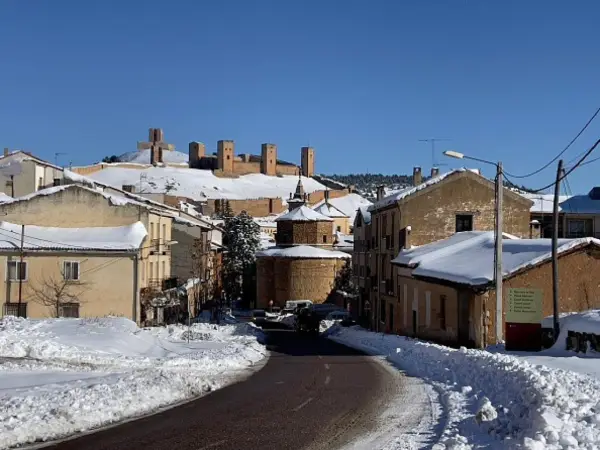 Un pueblo cubierto de nieve, con un castillo en la colina, parece el pueblo mas frio de España.