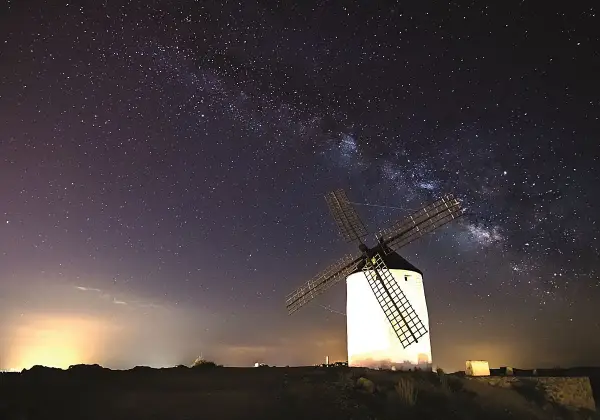 Molino blanco bajo la Vía Láctea, ideal para el astro turismo.